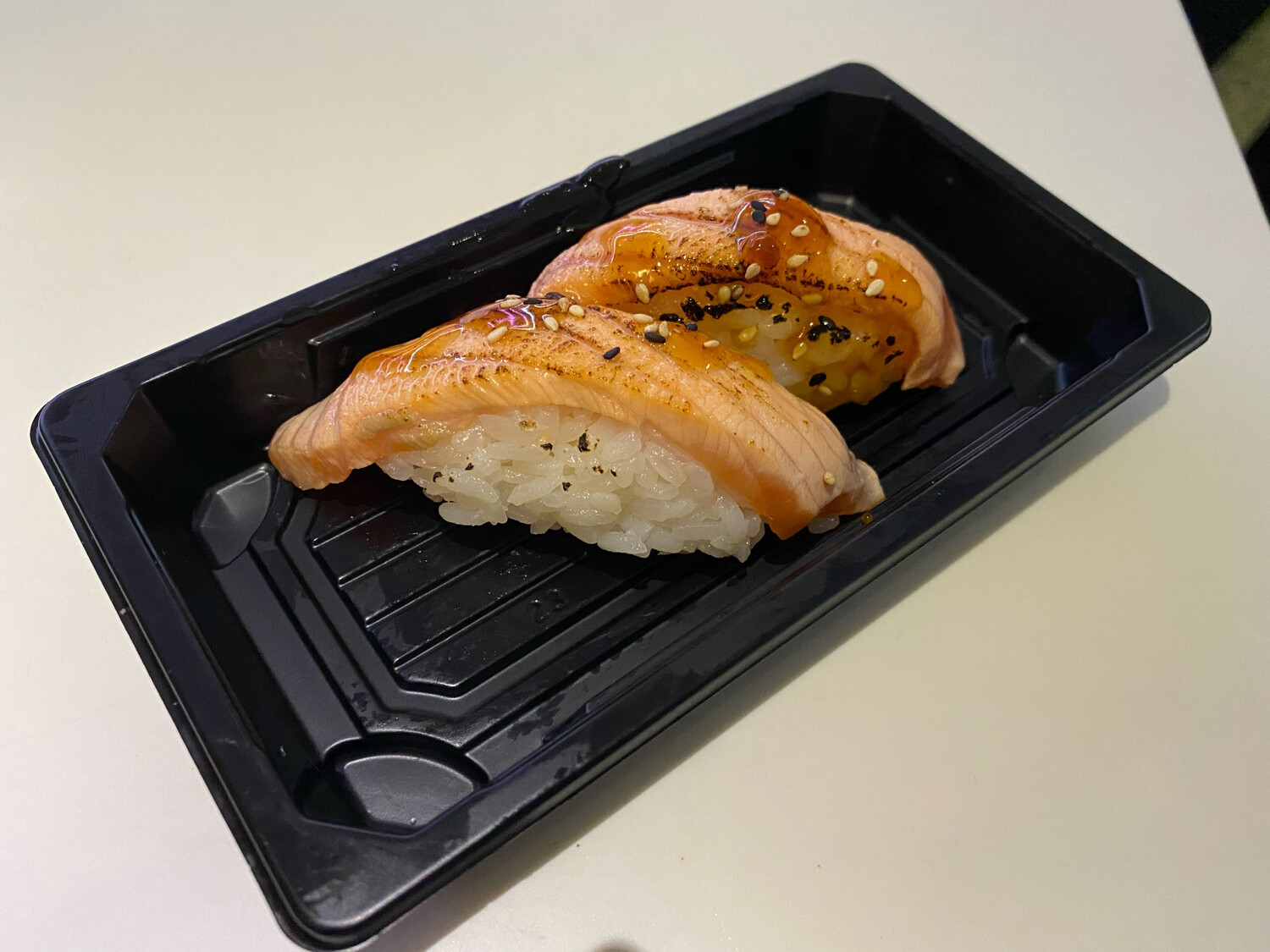 Sushi Saumon mi-cuit (2 pcs)