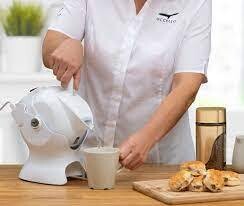 UCCELLO TILT AND POUR KETTLE