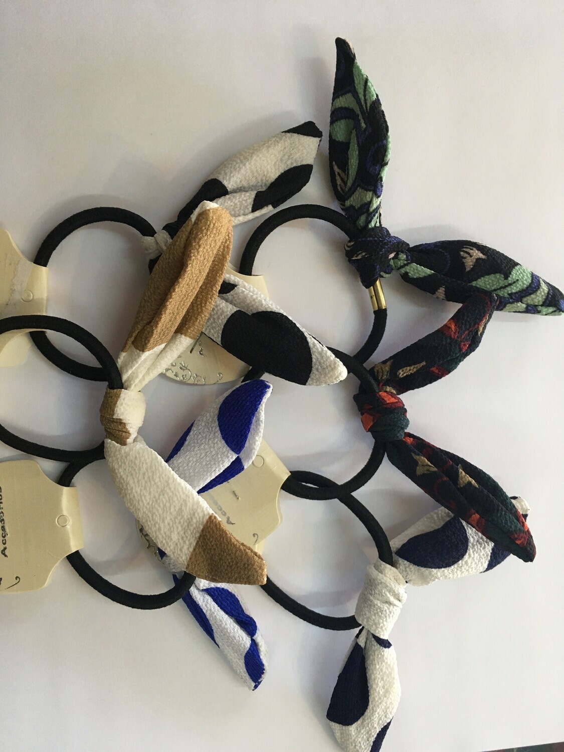 COLITA EN NEGRO CON MOÑAS ESTAMPADAS
