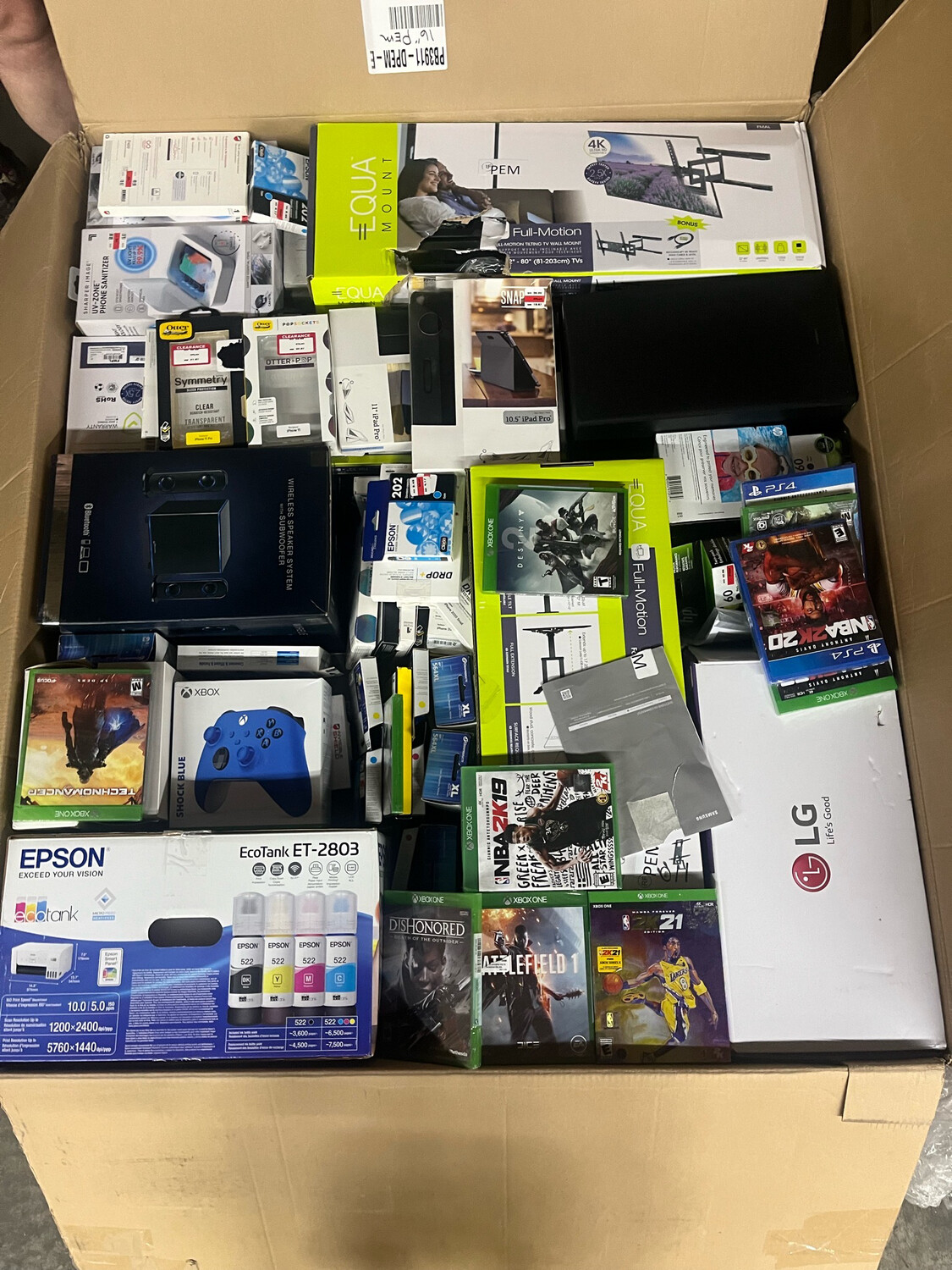 What's inside of a $925 ELECTRONICS  Customer Returns Mystery Box 