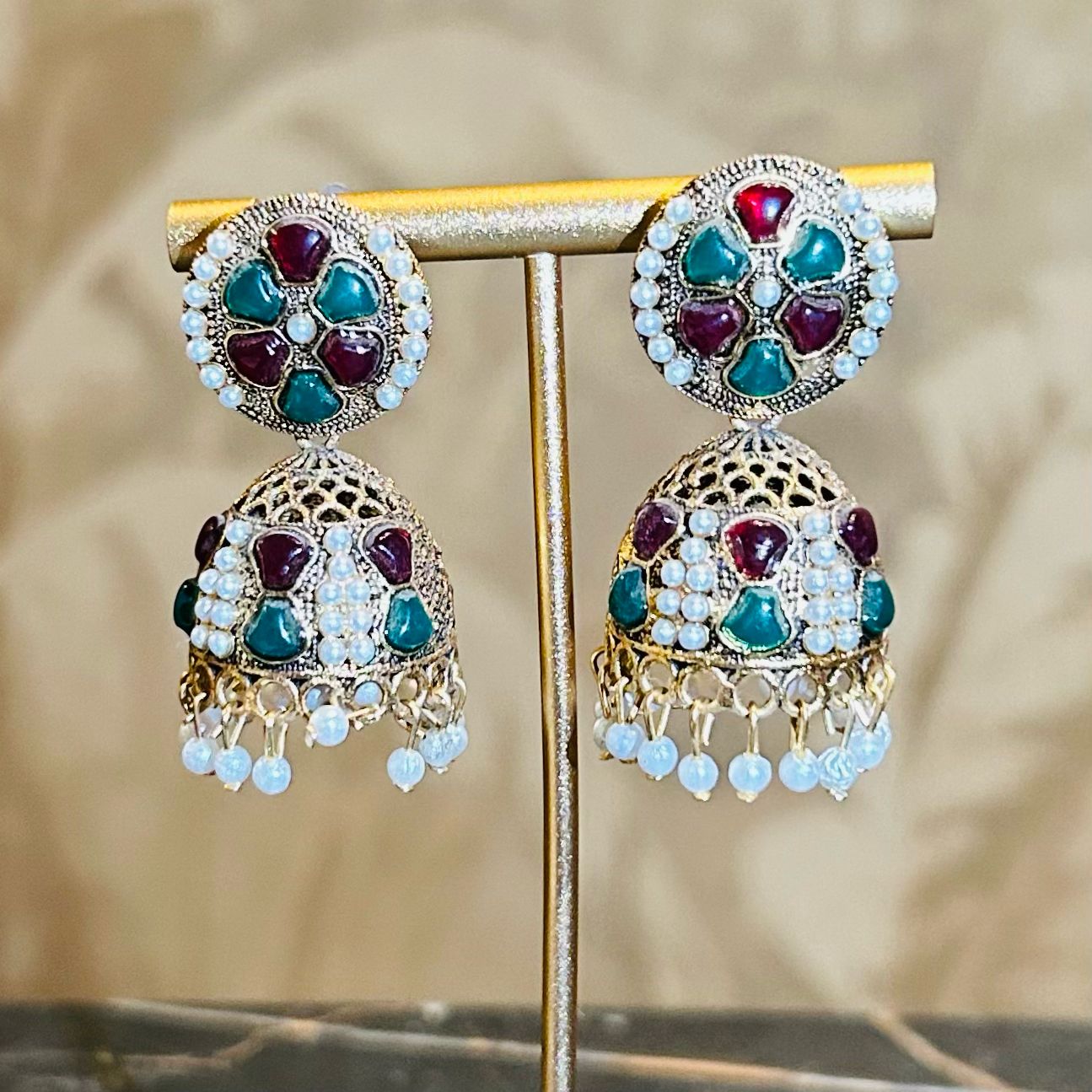 Jhumka groot: goudkleurig met rode en groene steentjes