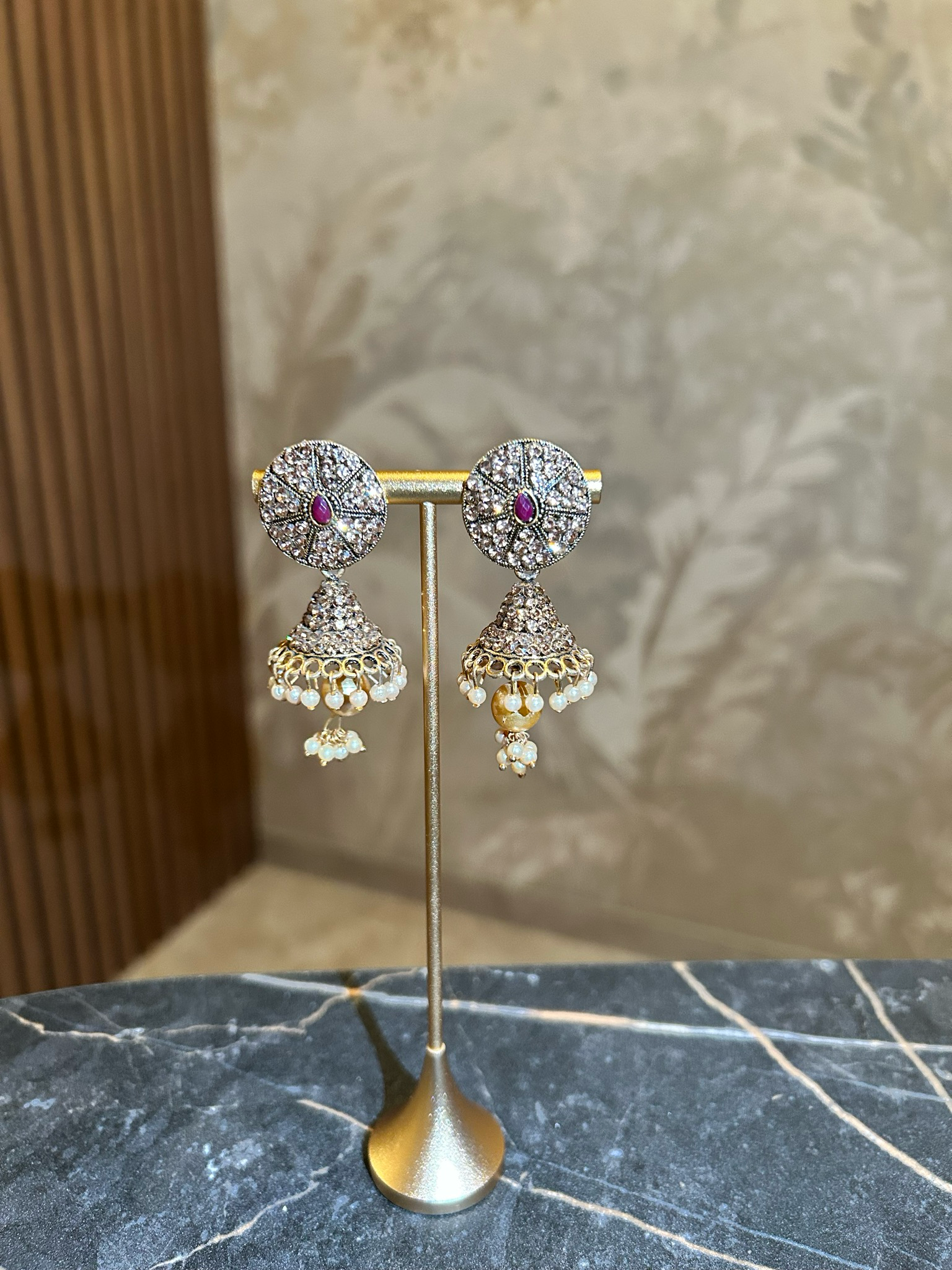 Jhumka groot: Goudkleurig met rode steen