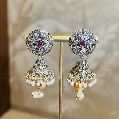 Jhumka groot: Goudkleurig met rode steen