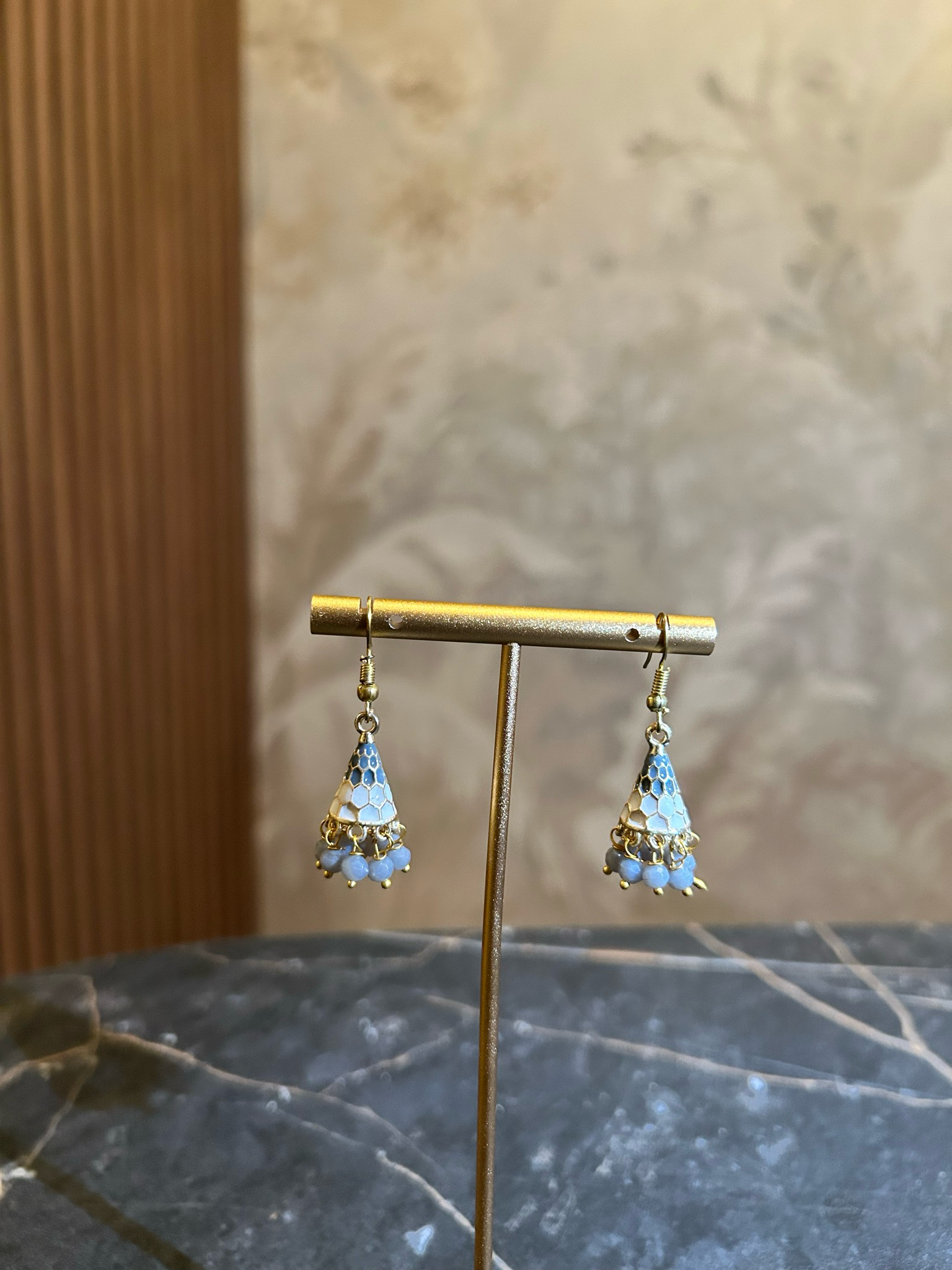 Jhumka klein grijs wit en goudkleurig