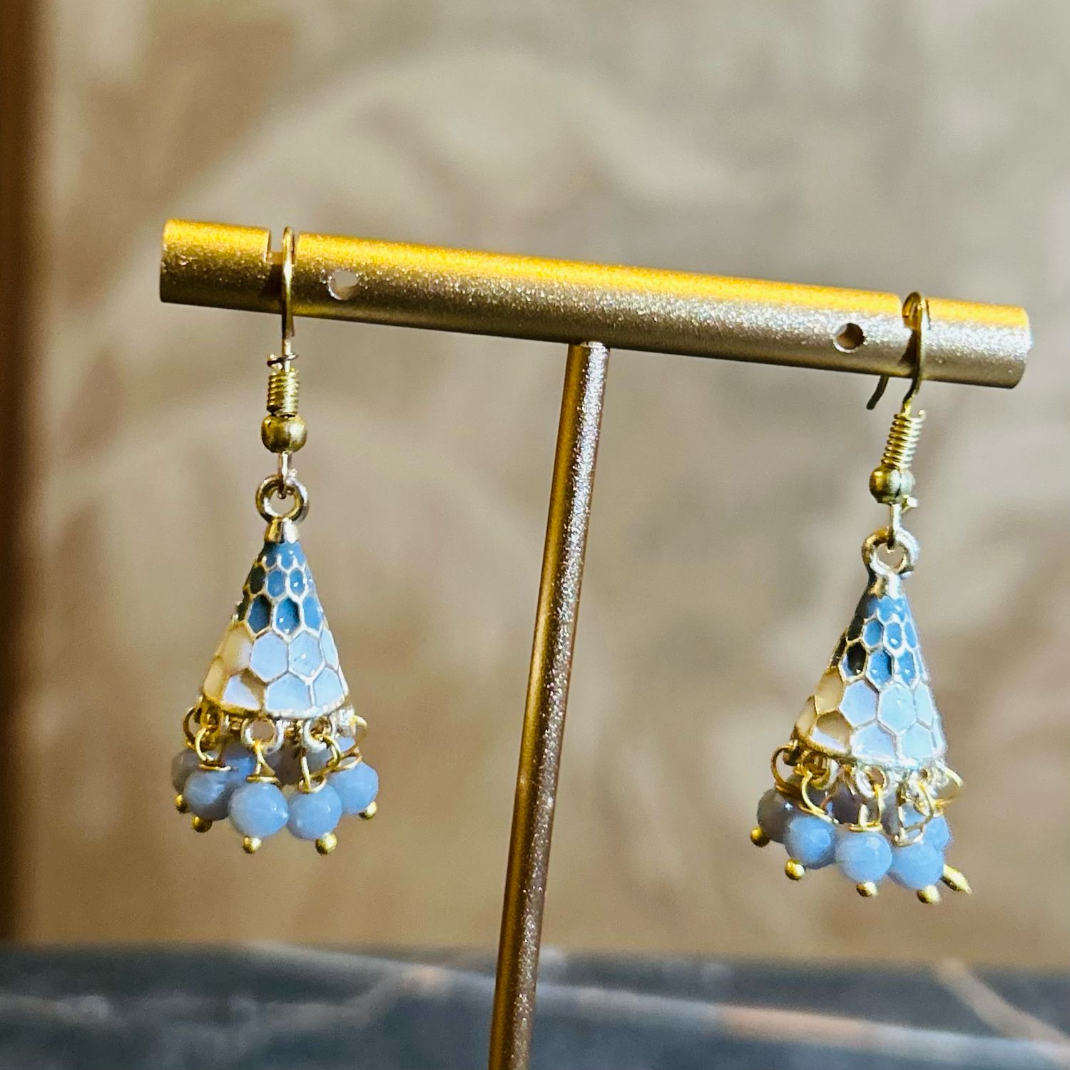 Jhumka klein grijs wit en goudkleurig