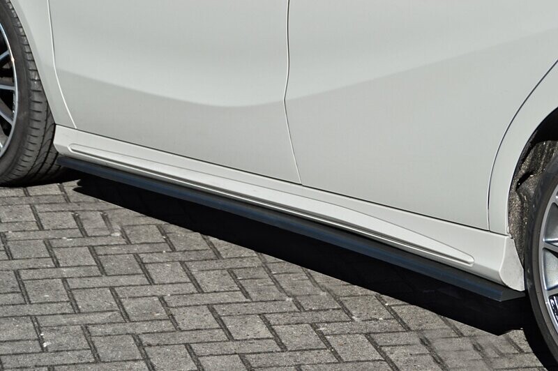 Seitenschweller im Cup Look für A Klasse, W176 mit AMG Line Packet + A45 AMG Seitenschweller im Cup Look für A Klasse, W176 mit AMG Line Packet + A45 AMG