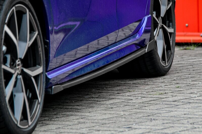 Seitenschweller mit Wing vorne und hinten für VW Golf 8R Seitenschweller mit Wing vorne und hinten für VW Golf 8R