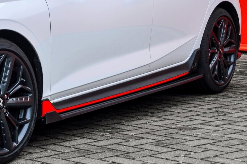 CUP Seitenschweller mit Wing vorne für Hyundai I20N Performance CUP Seitenschweller mit Wing vorne für Hyundai I20N Performance