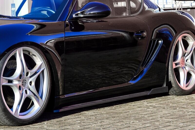 Cup Seitenschweller mit Wing aus ABS für Porsche Cayman 987 Cup Seitenschweller mit Wing aus ABS für Porsche Cayman 987
