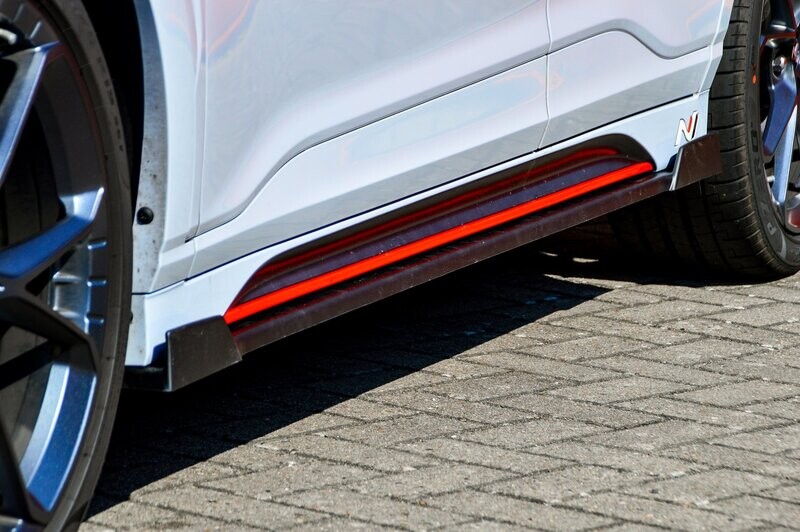 CUP Seitenschweller mit Wing vorne und hinten für Hyundai Kona N + N-Line CUP Seitenschweller mit Wing vorne und hinten für Hyundai Kona N + N-Line