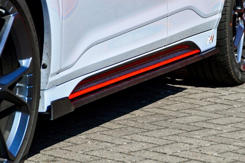 CUP Seitenschweller mit Wing vorne für Hyundai Kona N + N-Line CUP Seitenschweller mit Wing vorne für Hyundai Kona N + N-Line