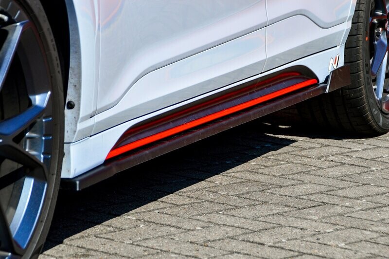CUP Seitenschweller mit Wing hinten für Hyundai Kona N + N-Line CUP Seitenschweller mit Wing hinten für Hyundai Kona N + N-Line