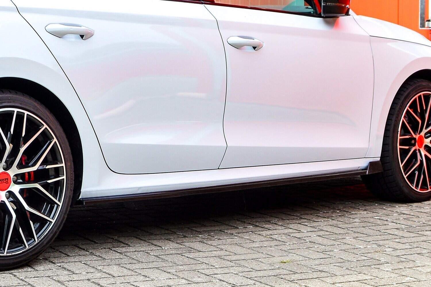 Cup Seitenschweller mit Wing vorne für Skoda Octavia RS NX