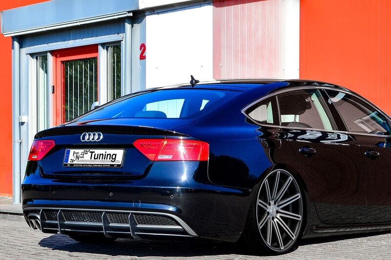 Gefräster Heckansatz für Audi A5 B8 Facelift mit S-Line Diffusor und Endrohr links Gefräster Heckansatz für Audi A5 B8 Facelift mit S-Line Diffusor und Endrohr links
