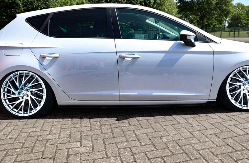 CUP Seitenschweller mit WIngs vorne für Seat Leon 5F 5.Tür + ST CUP Seitenschweller mit WIngs vorne für Seat Leon 5F 5.Tür + ST