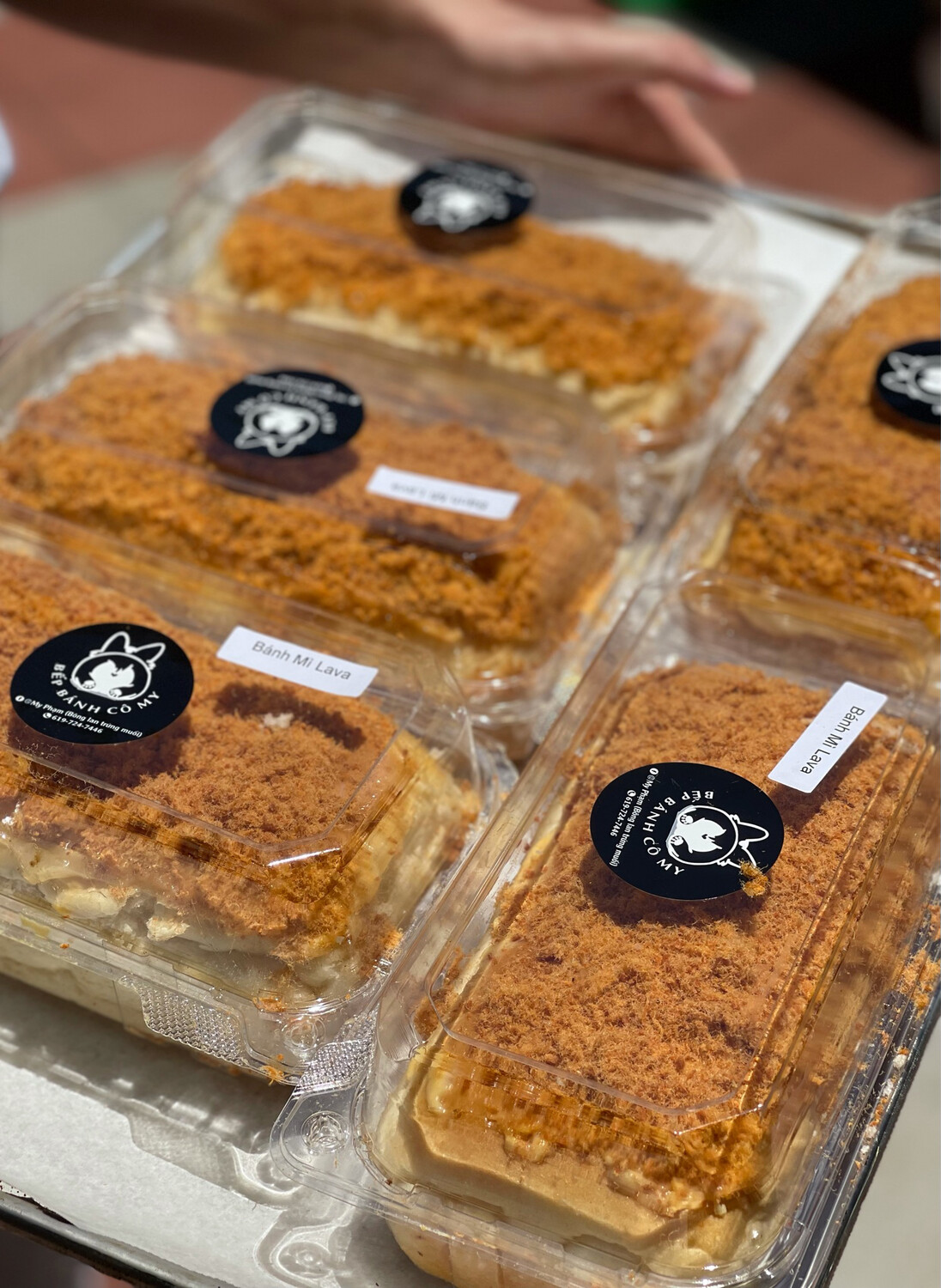 Bánh mì lava tan chảy sốt hoàng kim