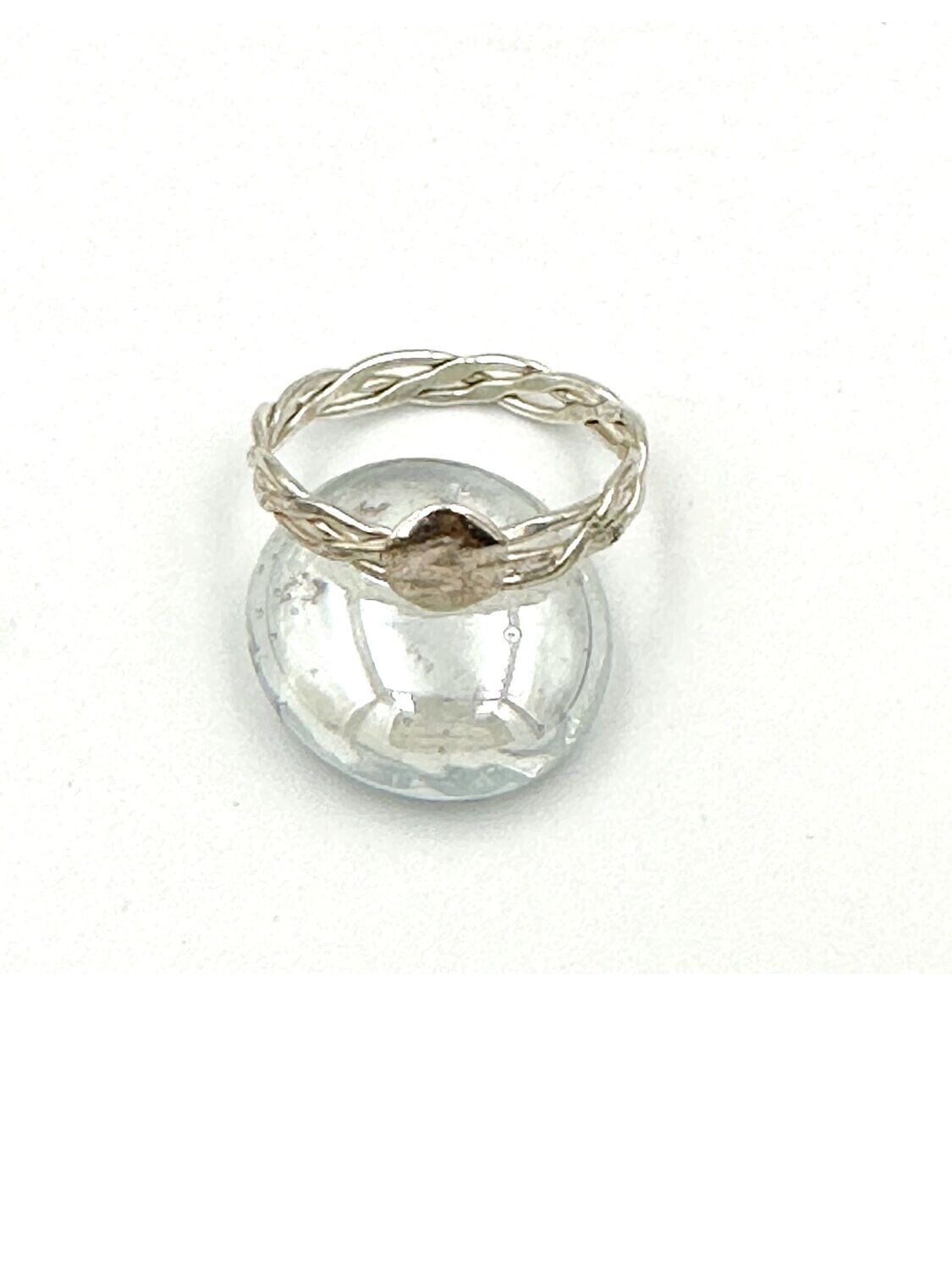Twisted wire ring with circle accent