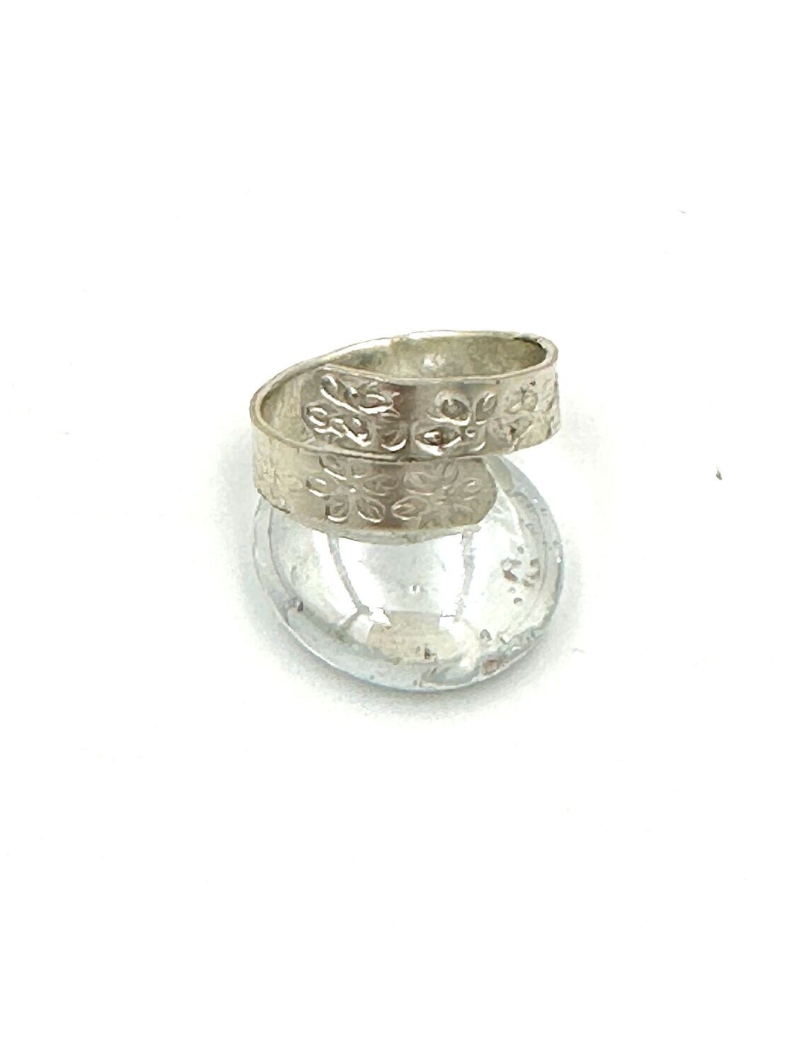 Flower stamped 'miss' ring