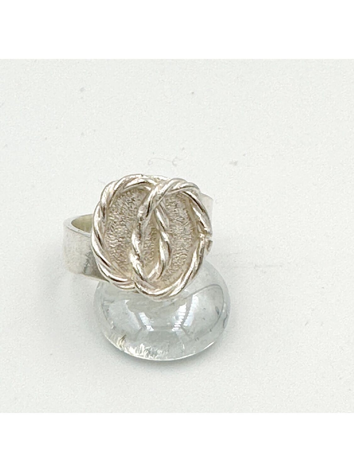 Crossover ring with twisted oval detail