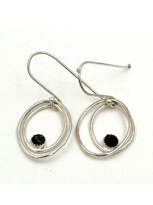 Black spinel swing earrings