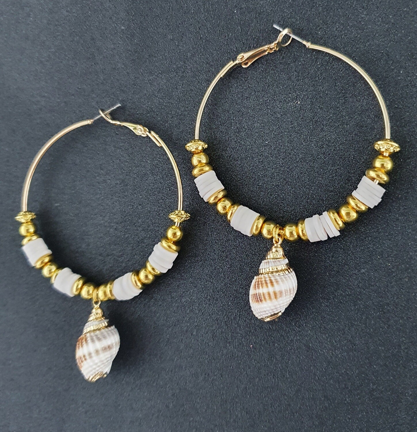 🐚🐚💖 Grandes créoles dorées diam.5cm. Perles heishi blanches. Perles intercalaires petites billes et disques dorés. Véritables coquillages finement dorés. Exemplaire unique