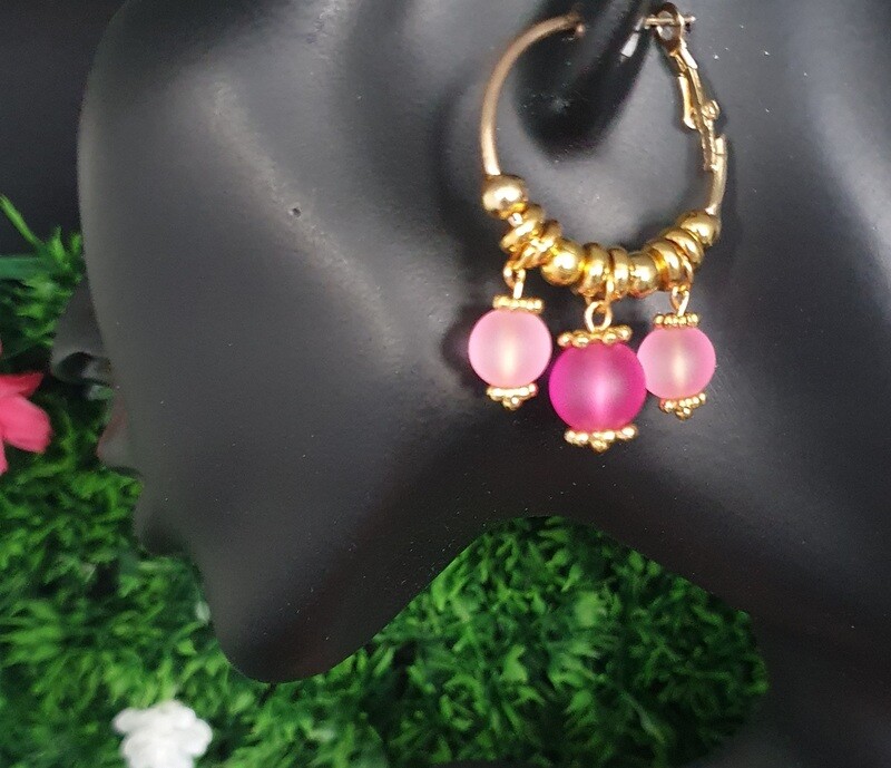 🌞🍓🌸 Créoles dorées diam.3cm. Perles en verre dépoli aux couleurs acidulées fuchsia et rose poudré. Exemplaire unique