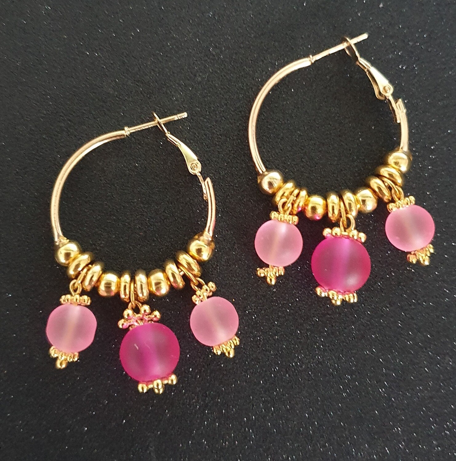 🌞🍓🌸 Créoles dorées diam.3cm. Perles en verre dépoli aux couleurs acidulées fuchsia et rose poudré. Exemplaire unique
