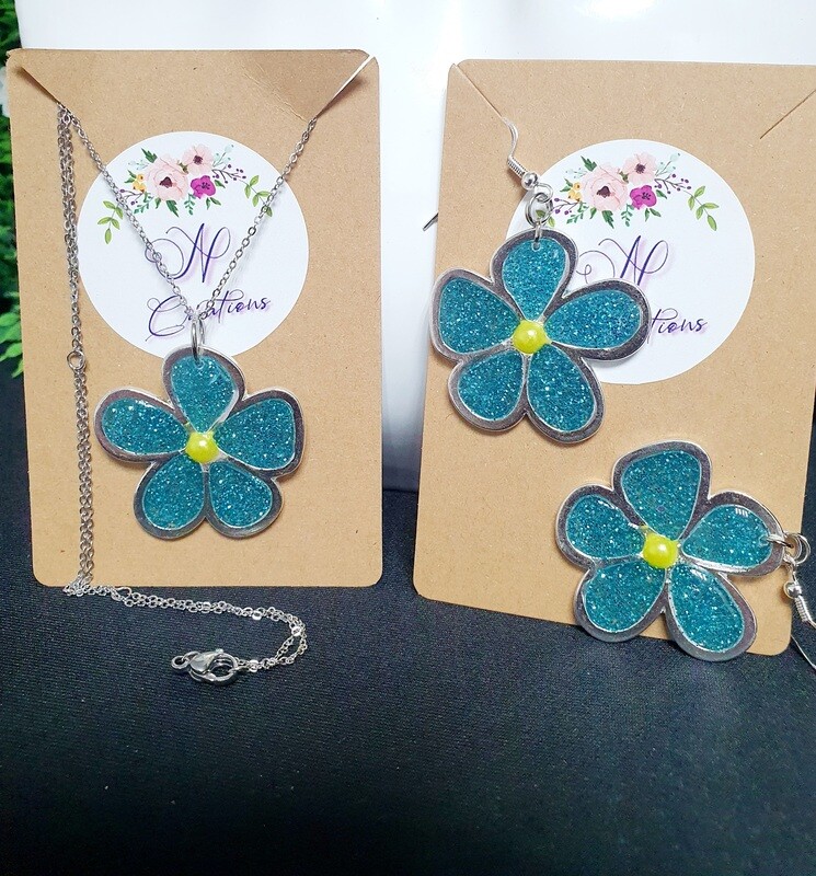 💙🌸 Idée cadeau 🎁 pour la Fête des mamans 💖 Parure Collier 45/40/35cm en acier inoxydable. Boucles d'oreilles argentées fleurs assorties. Résine et paillettes bleues. Fabrication artisanale.