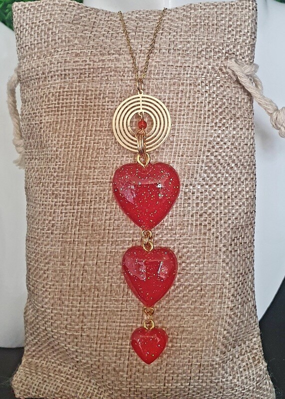 💝💖💘 Collier acier plaqué or 45cm/40cm/35cm. Pendentifs 3 cœurs en résine transparente, encre rouge rubis et paillettes Or et bleues. Disque pl.or et perle de rocaille rouge. Fabrication artisanale.