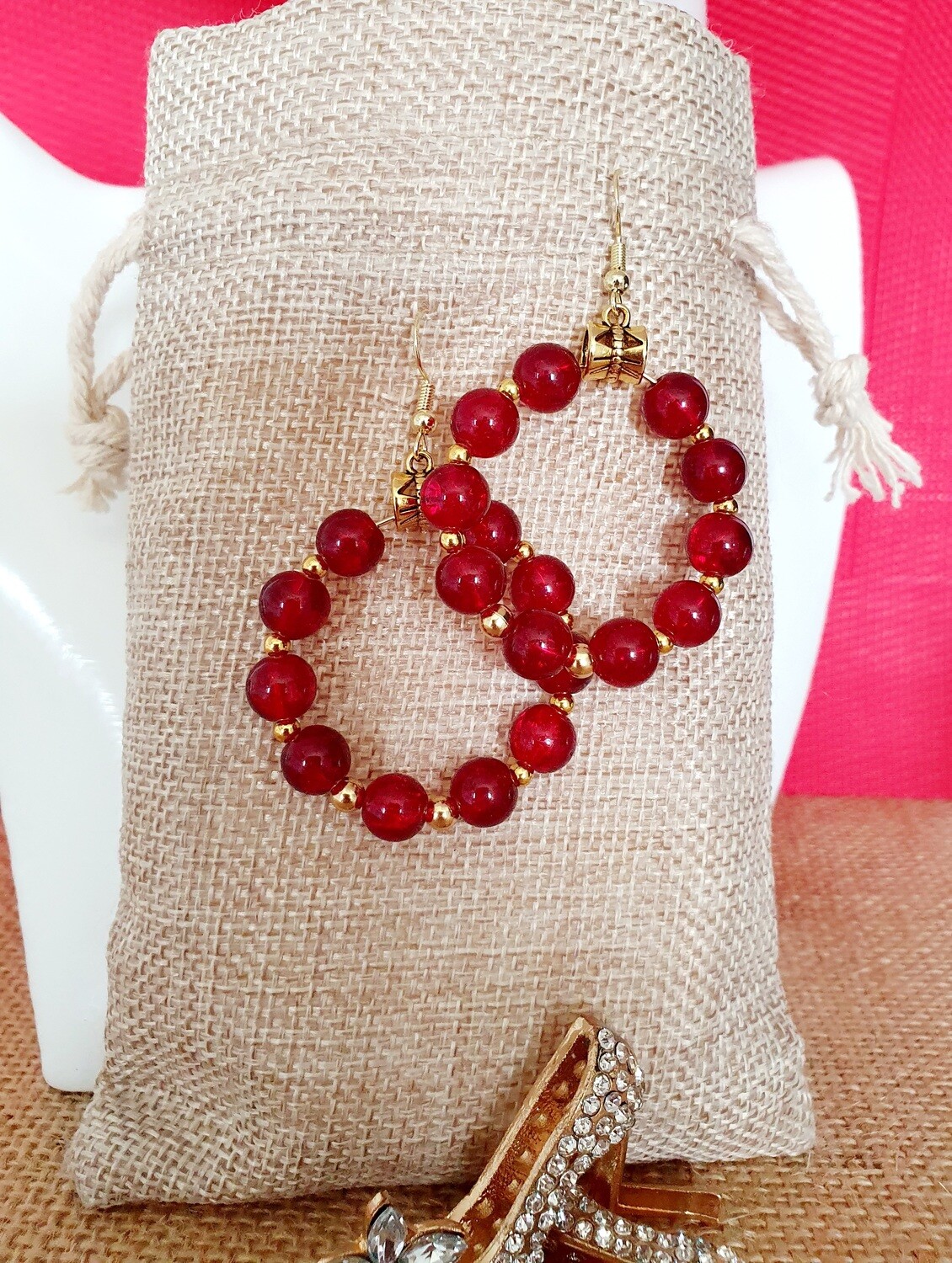 🍒 Rouge cerise 🍒 Créoles dorées diam.4cm. Perles en verre rouge translucides qui laissent joliment passer la lumière 🌞 Petites billes intercalaires dorées. Attaches perles tibétaines ajourées.