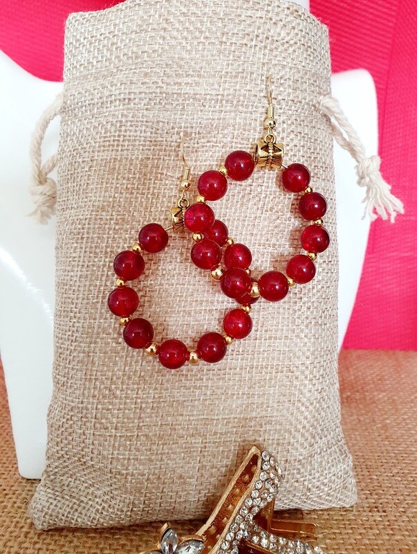 🍒 Rouge cerise 🍒 Créoles dorées diam.4cm. Perles en verre rouge translucides qui laissent joliment passer la lumière 🌞 Petites billes intercalaires dorées. Attaches perles tibétaines ajourées.