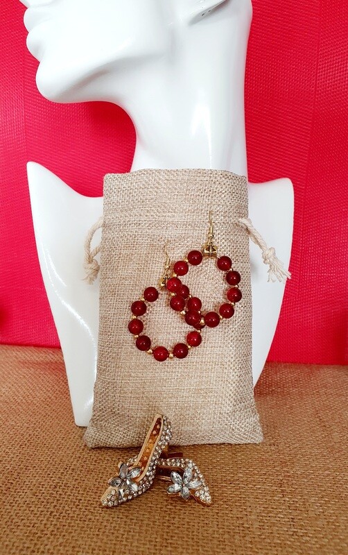 🍒 Rouge cerise 🍒 Créoles dorées diam.4cm. Perles en verre rouge translucides qui laissent joliment passer la lumière 🌞 Petites billes intercalaires dorées. Attaches perles tibétaines ajourées.