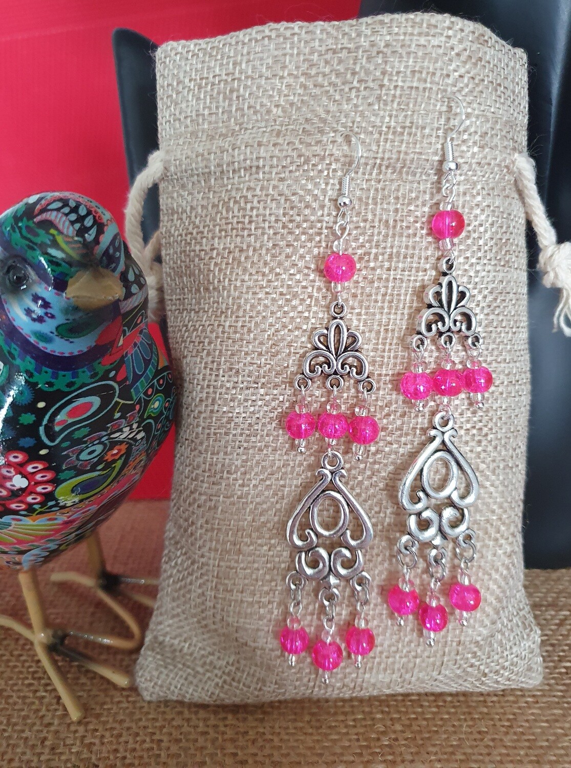 🍭⛱Rose fluo🤩 Longues boucles d&#39;oreilles argentées 9cm. Pendentifs tout en volutes. Perles en verre craquelé rose fluo. Fabrication artisanale. Modèle unique