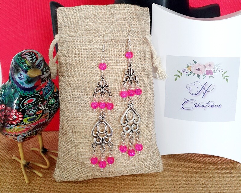 🍭⛱Rose fluo🤩 Longues boucles d'oreilles argentées 9cm. Pendentifs tout en volutes. Perles en verre craquelé rose fluo. Fabrication artisanale. Modèle unique