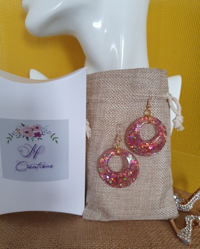 🌞🌺 Créoles bombées dorées diam.4cm. Légères. Résine transparente et paillettes holographiques aux reflets changeants selon la lumière 🌞 😎 Magnifiques au soleil. Crochets hypoallergéniques.
