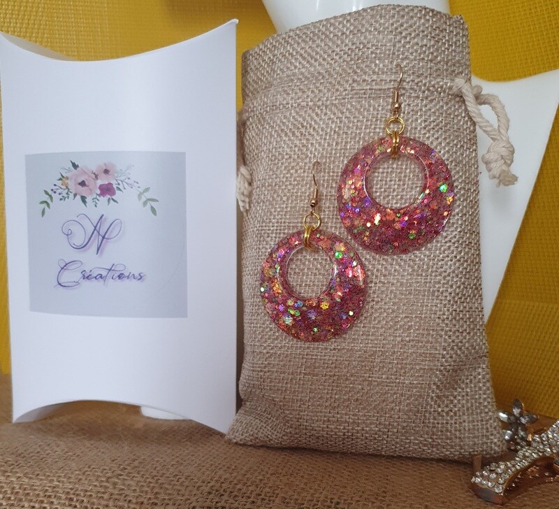 🌞🌺 Créoles bombées dorées diam.4cm. Légères. Résine transparente et paillettes holographiques aux reflets changeants selon la lumière 🌞 😎 Magnifiques au soleil. Crochets hypoallergéniques.