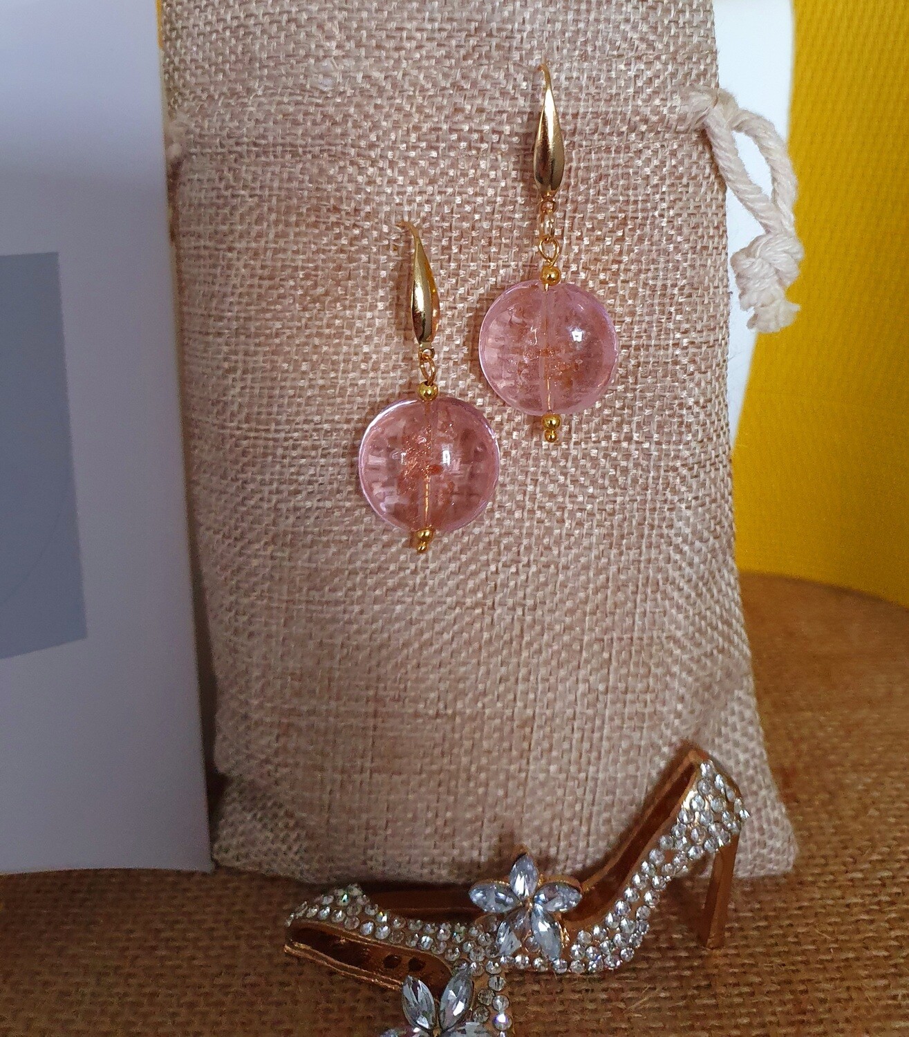 🌸💖 Boucles d&#39;oreilles dorées. Pendentifs galets diam.2cm en verre rose dragée et inclusion de poudre d&#39;or. Crochets hypoallergéniques fantaisies. Fabrication artisanale