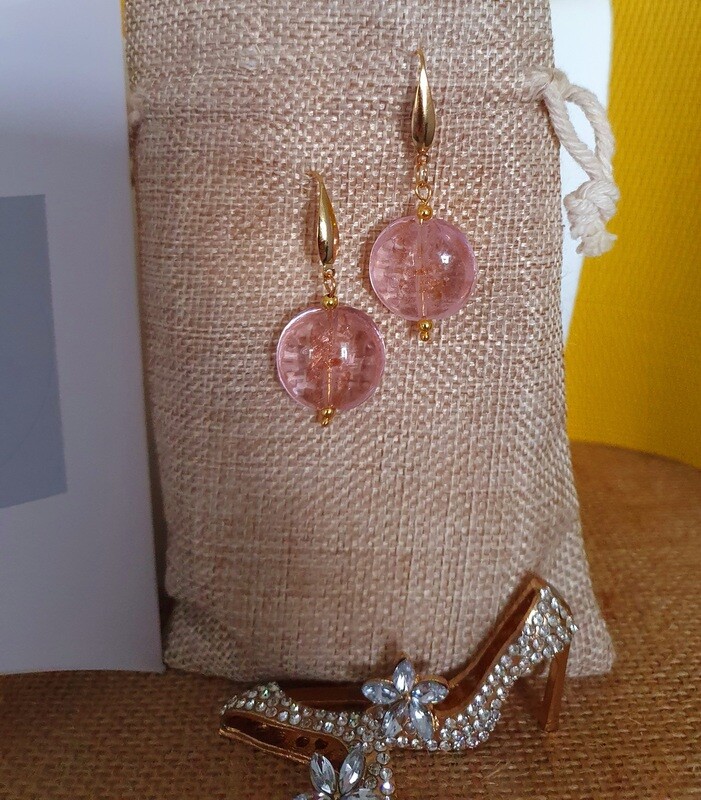🌸💖 Boucles d&#39;oreilles dorées. Pendentifs galets diam.2cm en verre rose dragée et inclusion de poudre d&#39;or. Crochets hypoallergéniques fantaisies. Fabrication artisanale