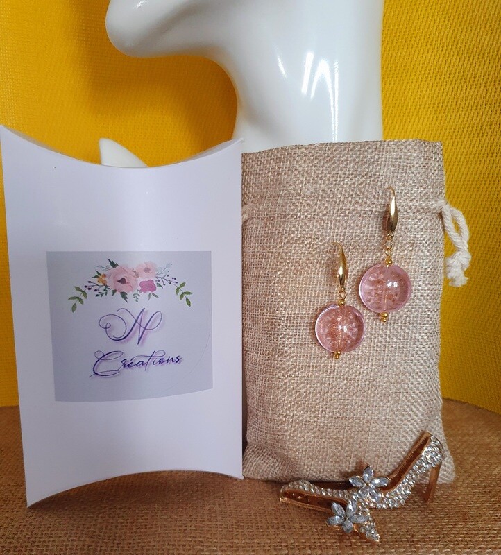 🌸💖 Boucles d'oreilles dorées. Pendentifs galets diam.2cm en verre rose dragée et inclusion de poudre d'or. Crochets hypoallergéniques fantaisies. Fabrication artisanale