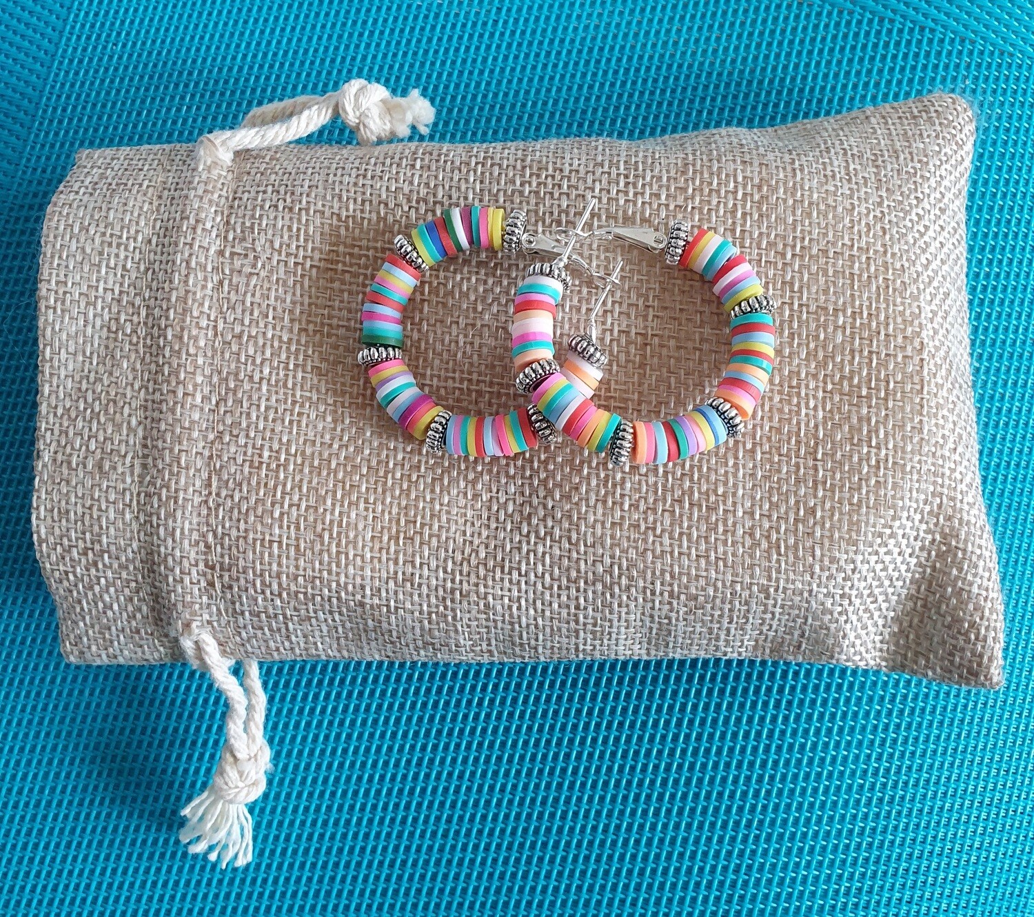 🍭💖 Créoles diam.4cm argentées. Perles heishis multicolores et petites  roues intercalaires argentées. Légères. Fabrication artisanale. Modèle unique