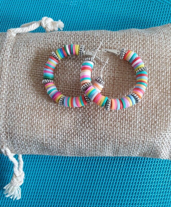 🍭💖 Créoles diam.4cm argentées. Perles heishis multicolores et petites  roues intercalaires argentées. Légères. Fabrication artisanale. Modèle unique