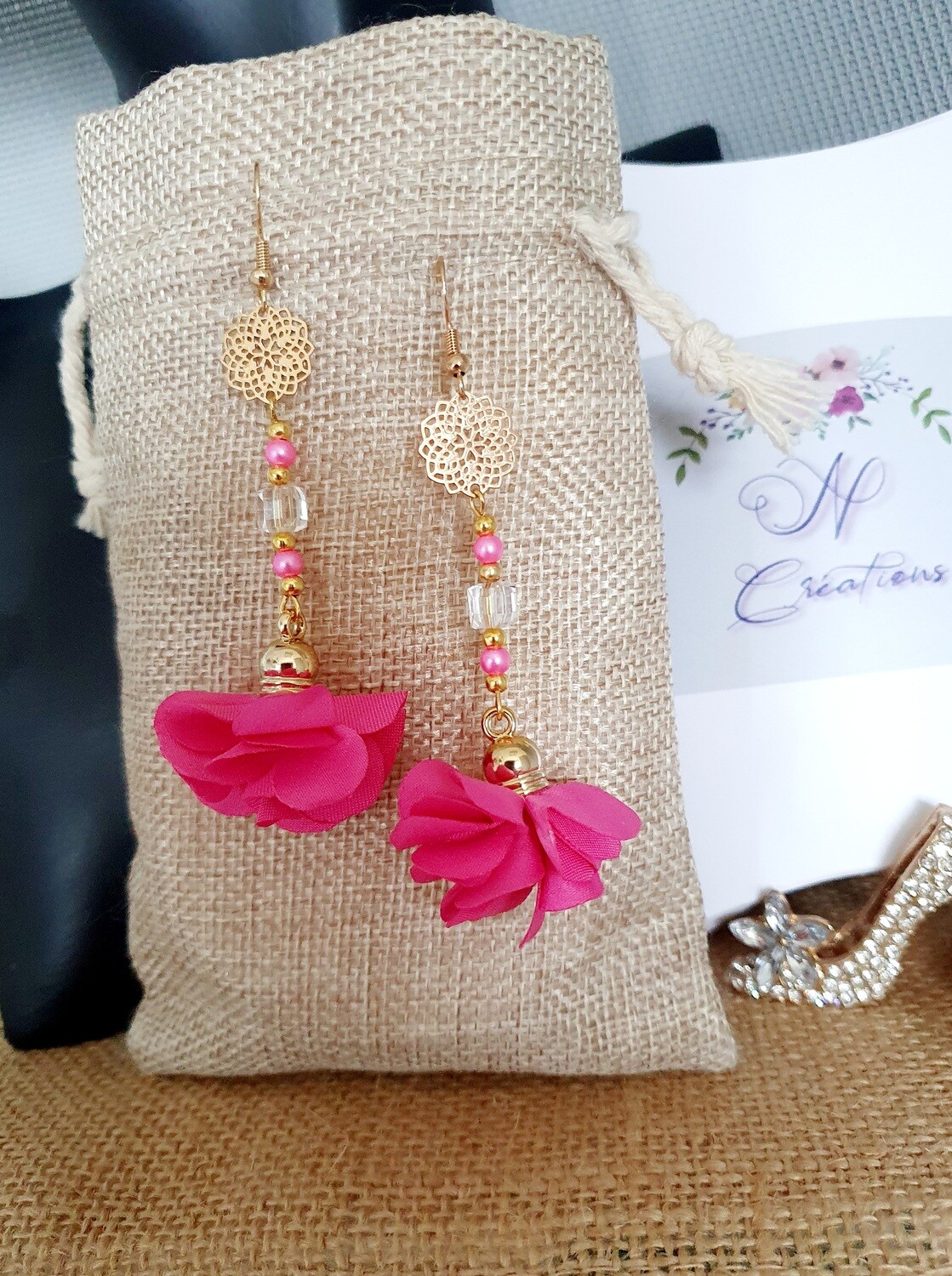 🌺Romantique🌺 Boucles d&#39;oreilles dorées long.7cm. Ultra légères. Jolies fleurs en tissu fuchsia. Petites perles oses nacrées, cubes en cristal  et billes dorées. Rosaces finement ciselées.