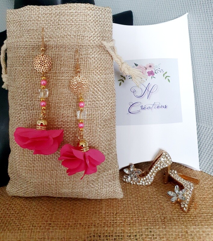 🌺Romantique🌺 Boucles d'oreilles dorées long.7cm. Ultra légères. Jolies fleurs en tissu fuchsia. Petites perles oses nacrées, cubes en cristal  et billes dorées. Rosaces finement ciselées.