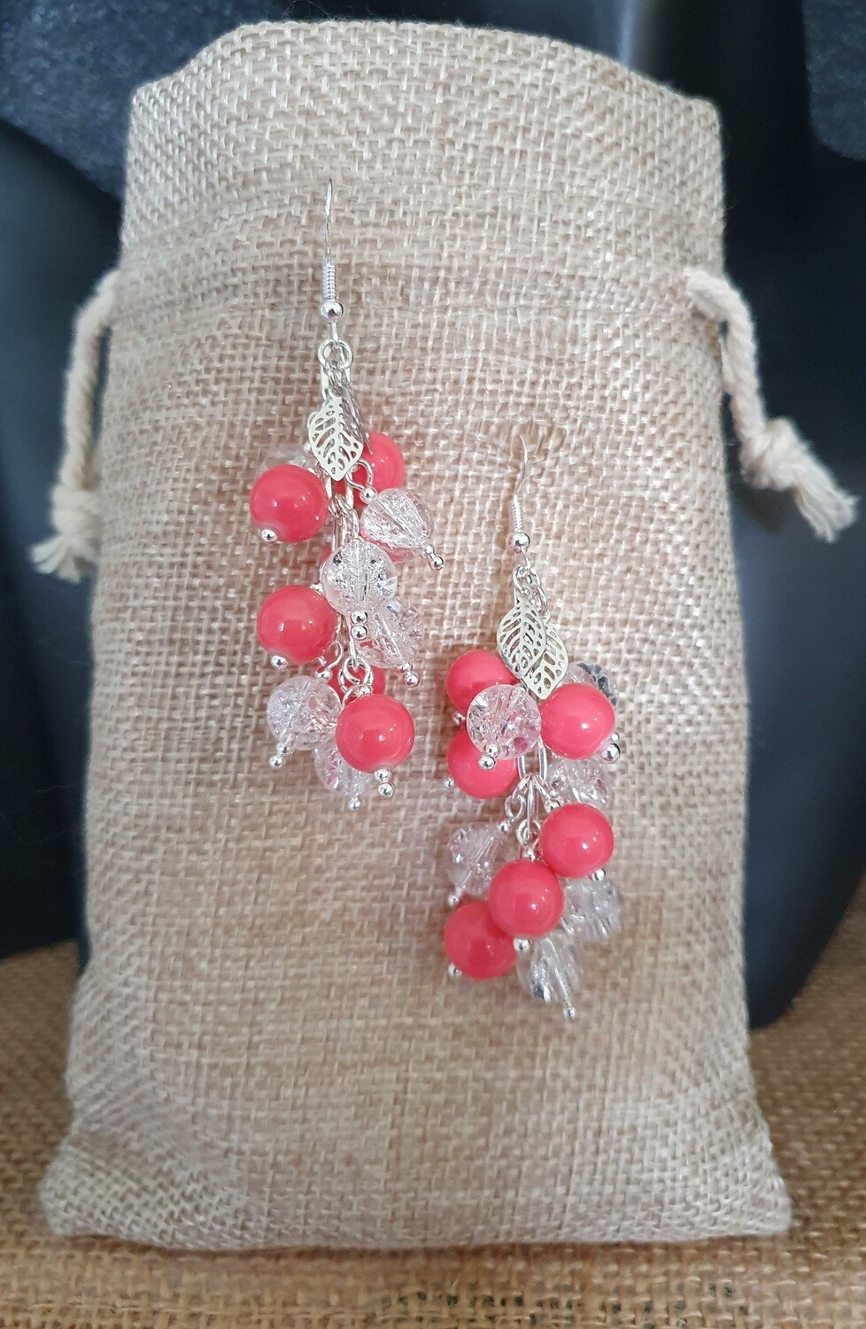 Boucles d&#39;oreilles grappes de perles en verre craquelé transparent et corail. Petites feuilles argentées finement ciselées. Fabrication artisanale. Modèle unique