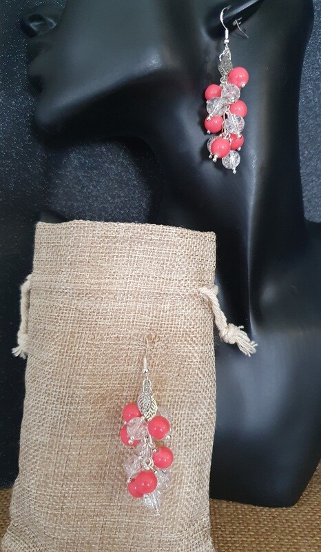 Boucles d'oreilles grappes de perles en verre craquelé transparent et corail. Petites feuilles argentées finement ciselées. Fabrication artisanale. Modèle unique