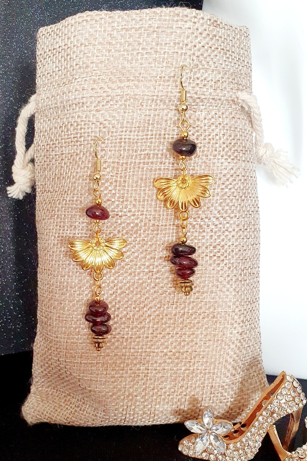 💋Boucles d&#39;oreilles fleurs dorées et chips grenat en verre rouge sombre laissant joliment passer la lumière 🌞