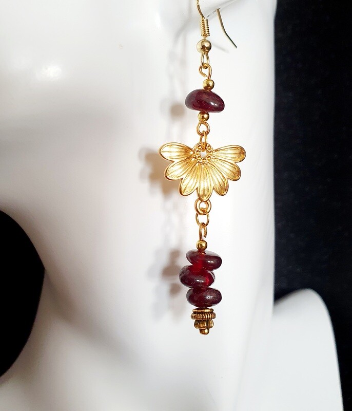 💋Boucles d'oreilles fleurs dorées et chips grenat en verre rouge sombre laissant joliment passer la lumière 🌞