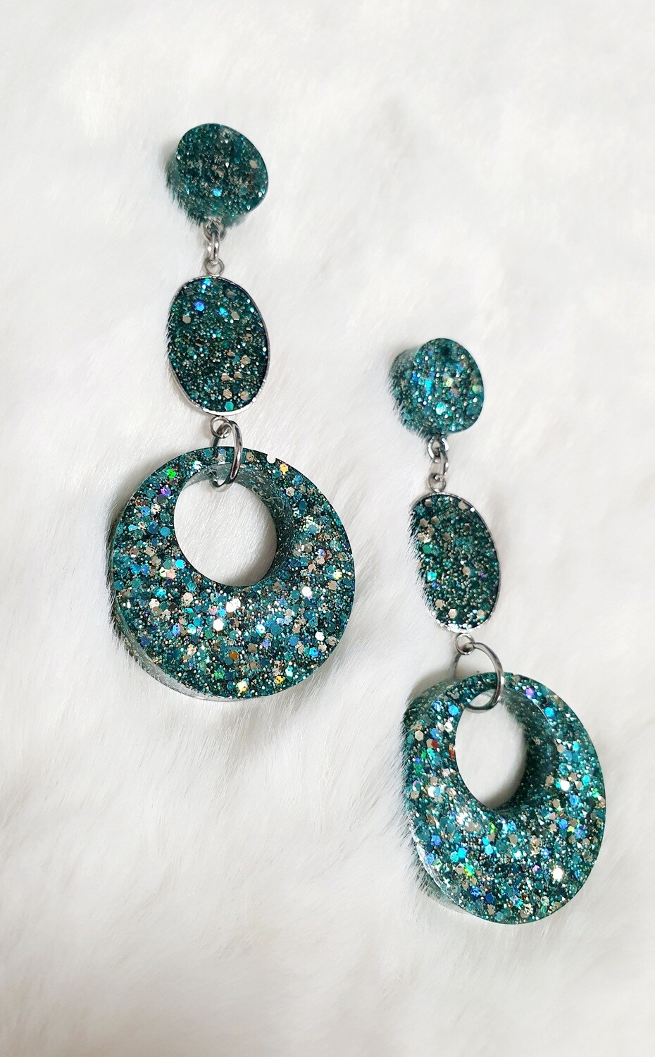 Boucles d&#39;oreilles boutons hypoallergéniques. Légères à porter. Créoles diam.2,8cm en résine transparente, poudre turquoise et paillettes Or plates. Fabrication artisanale. Modèle unique