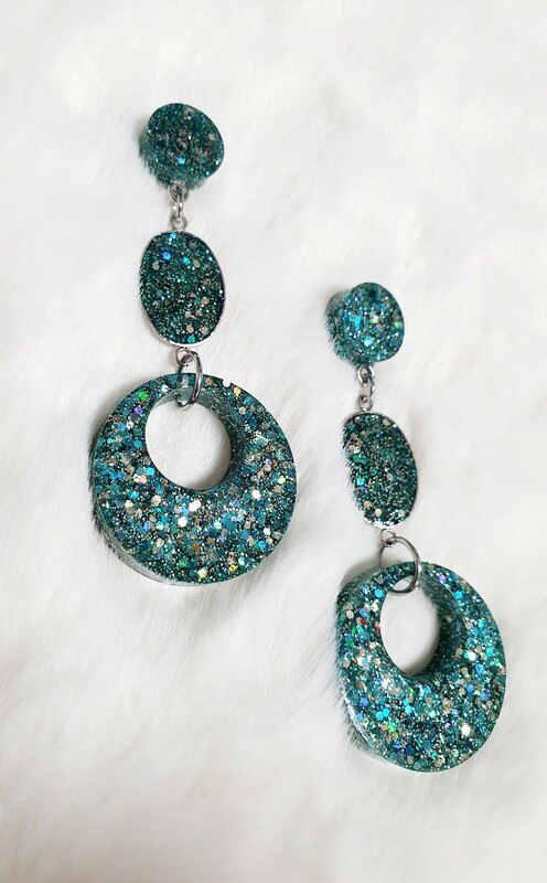 Boucles d&#39;oreilles boutons hypoallergéniques. Légères à porter. Créoles diam.2,8cm en résine transparente, poudre turquoise et paillettes Or plates. Fabrication artisanale. Modèle unique
