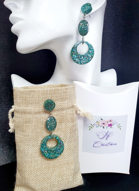 Boucles d'oreilles boutons hypoallergéniques. Légères à porter. Créoles diam.2,8cm en résine transparente, poudre turquoise et paillettes Or plates. Fabrication artisanale. Modèle unique